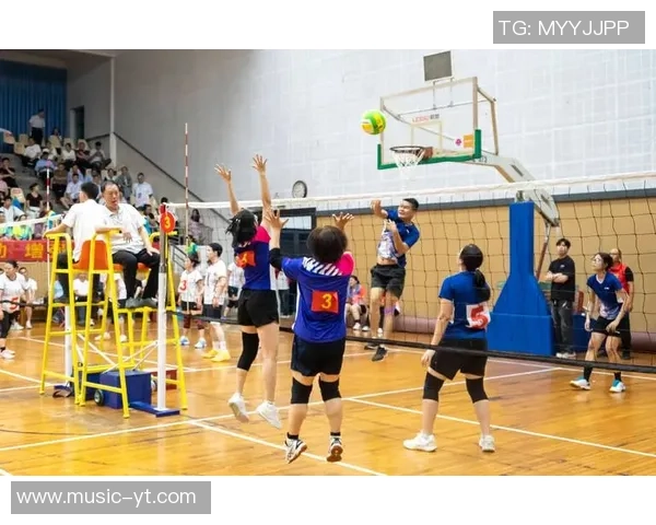 宾川：绿茵场上展球技  全民健身同参加